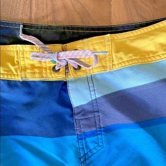 Men Quiksilver Sz 32 Board Shorts Swim Trunks Back Pocket Logo Blue Stripe EUC - Picture 3 of 6
